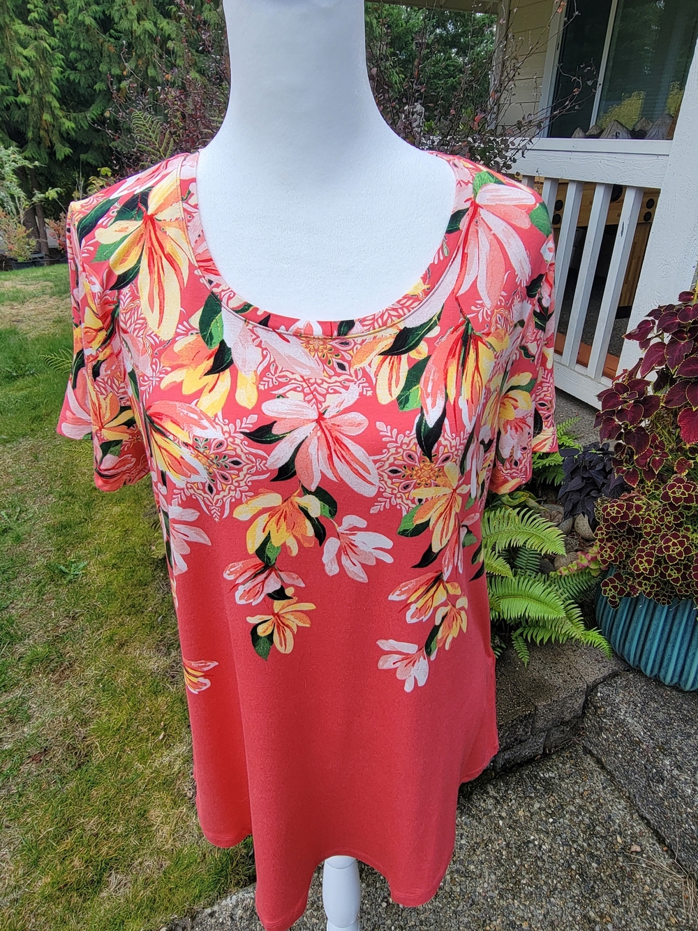 JM Collection Coral Floral Short Sleeve Tunic Medium